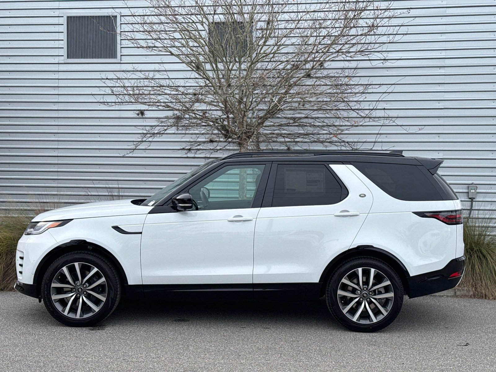 2025 Land Rover Discovery SE photo 4