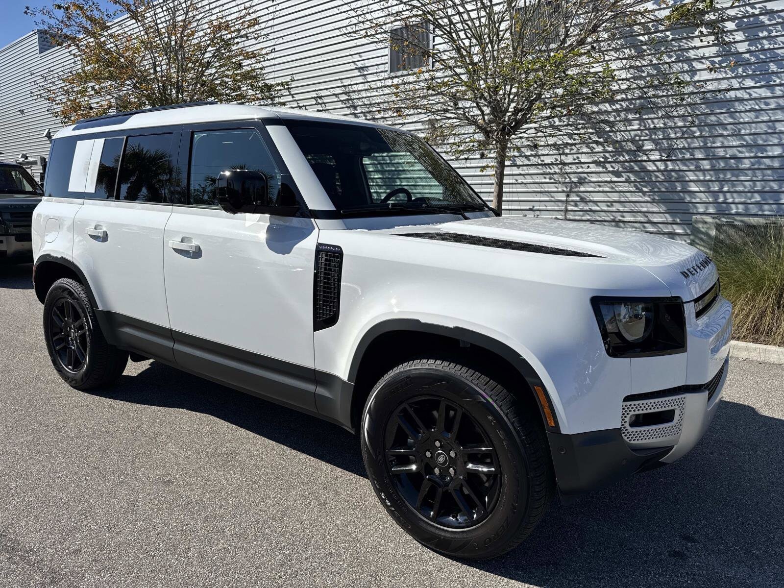 2025 Land Rover Defender S 110 photo 3