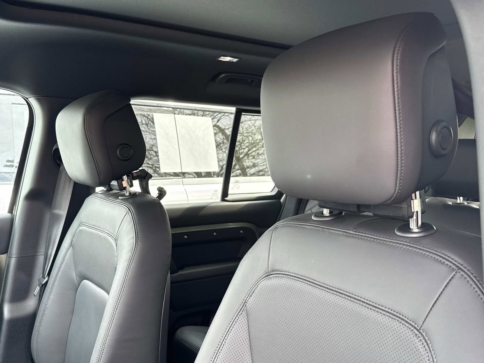 2025 Land Rover Defender X-Dynamic SE - Photo 19