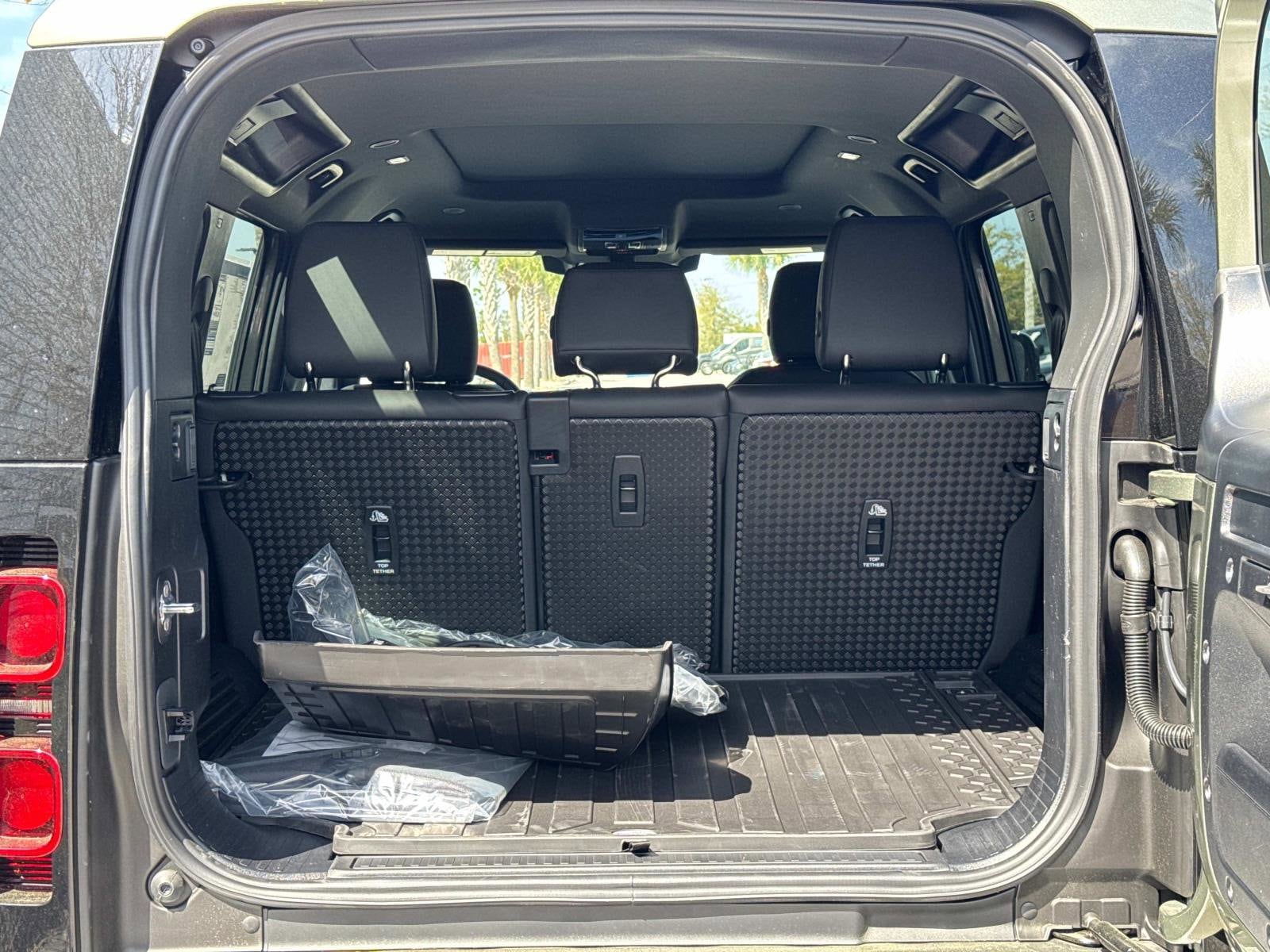 2025 Land Rover Defender X-Dynamic SE - Photo 10