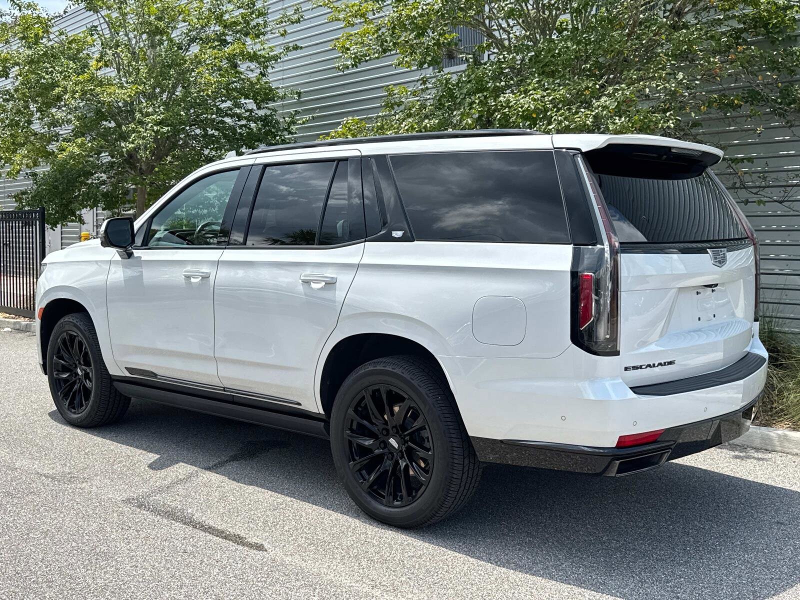 2023 Cadillac Escalade Sport photo 3