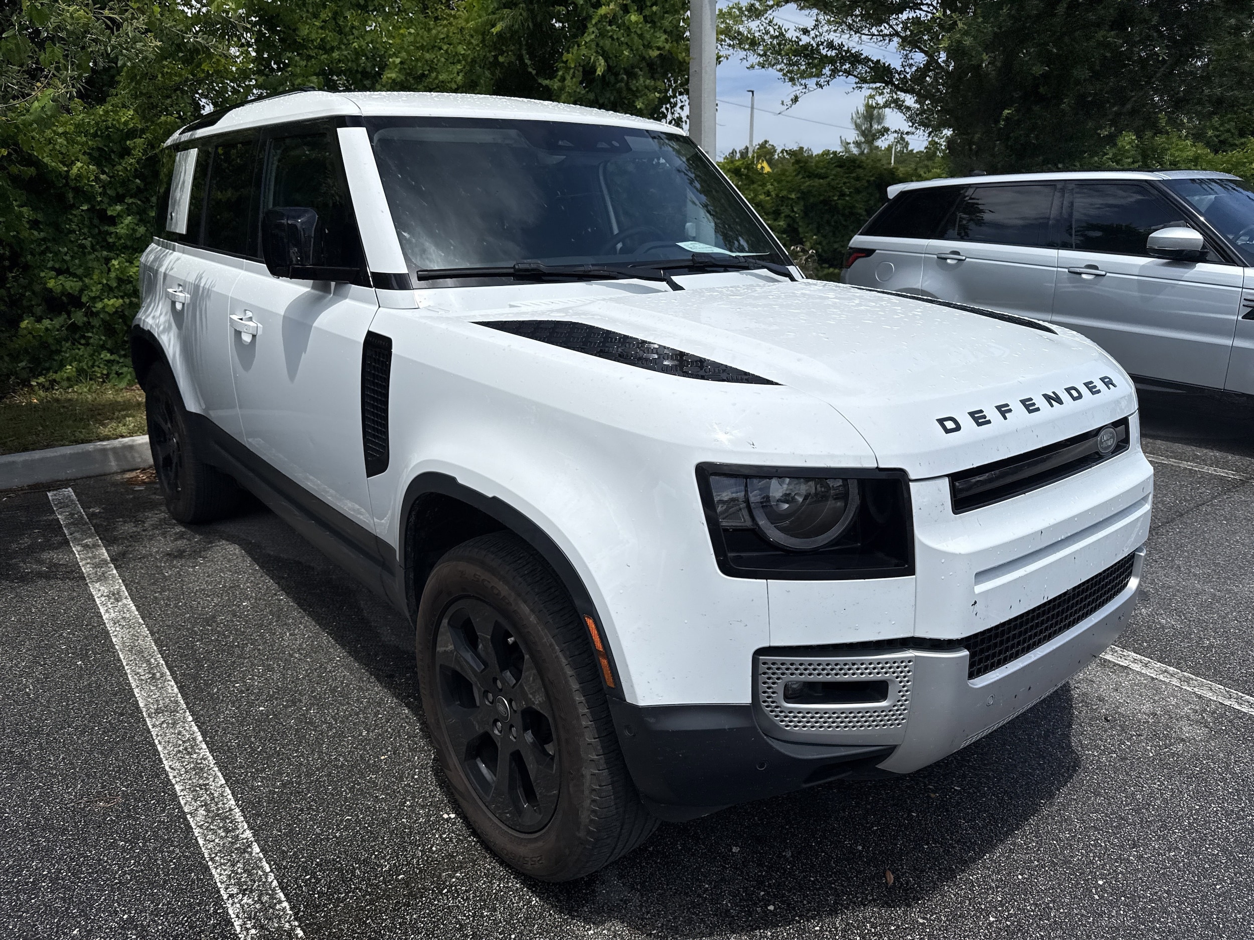 2024 Land Rover Defender 110 S P400's photo