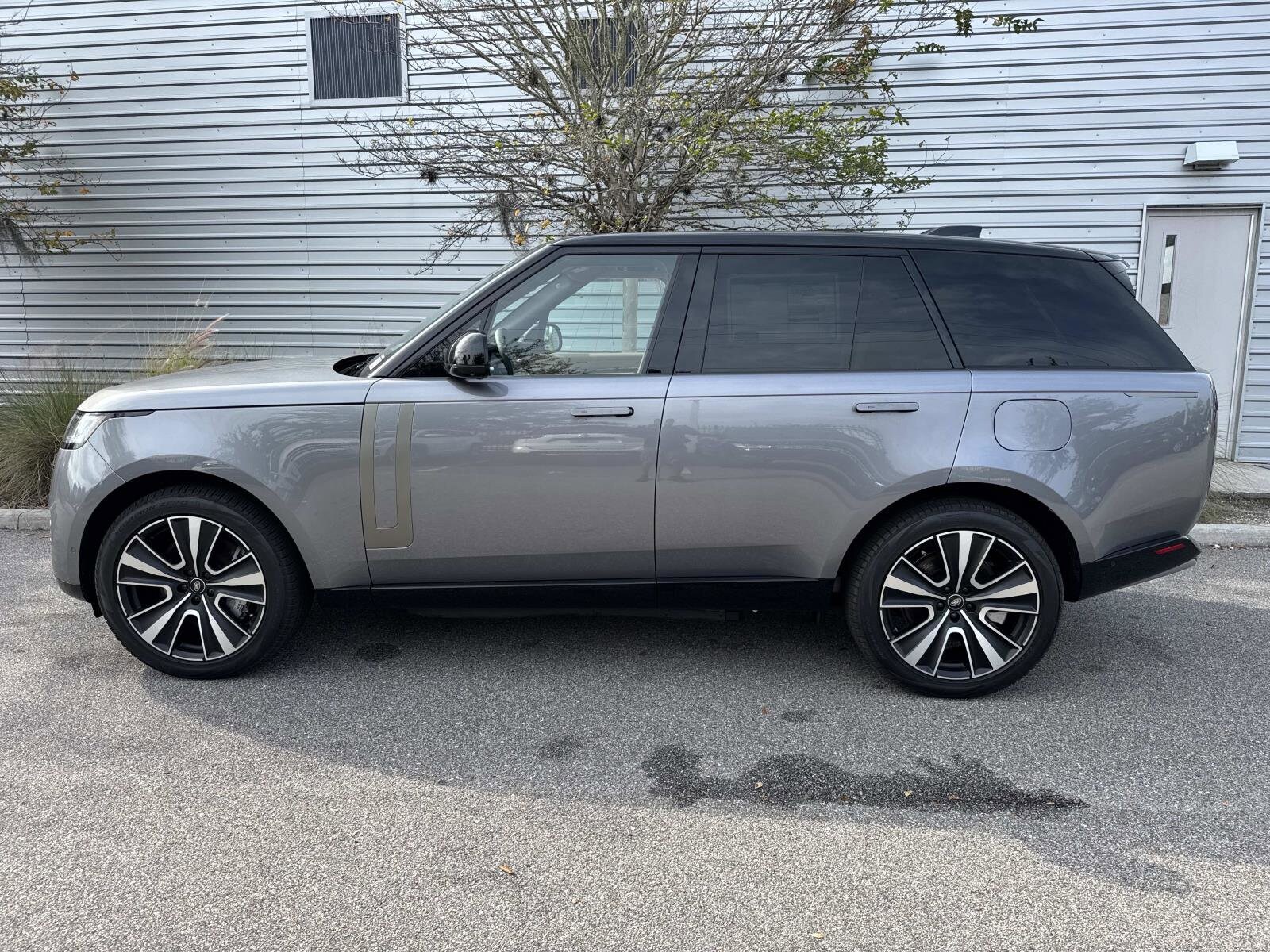 2025 Land Rover Range Rover SE photo 2