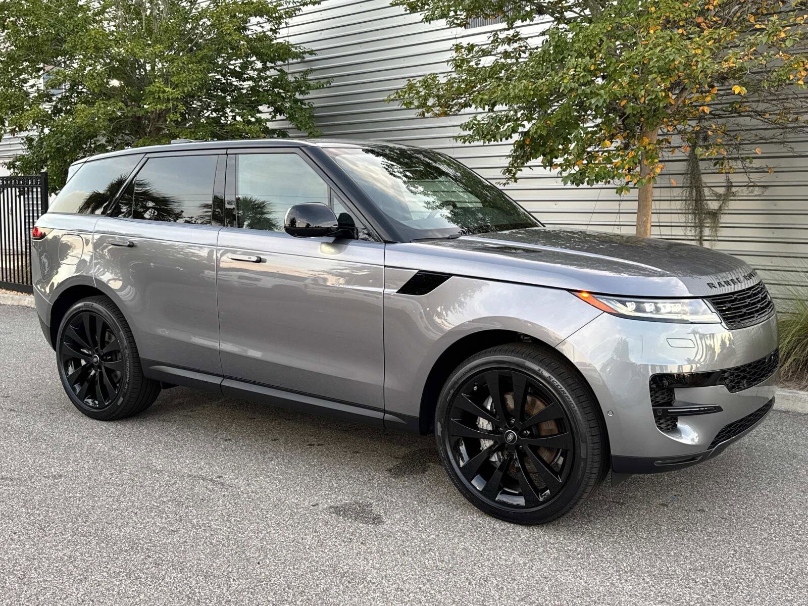 2025 Land Rover Range Rover Sport SE photo 3
