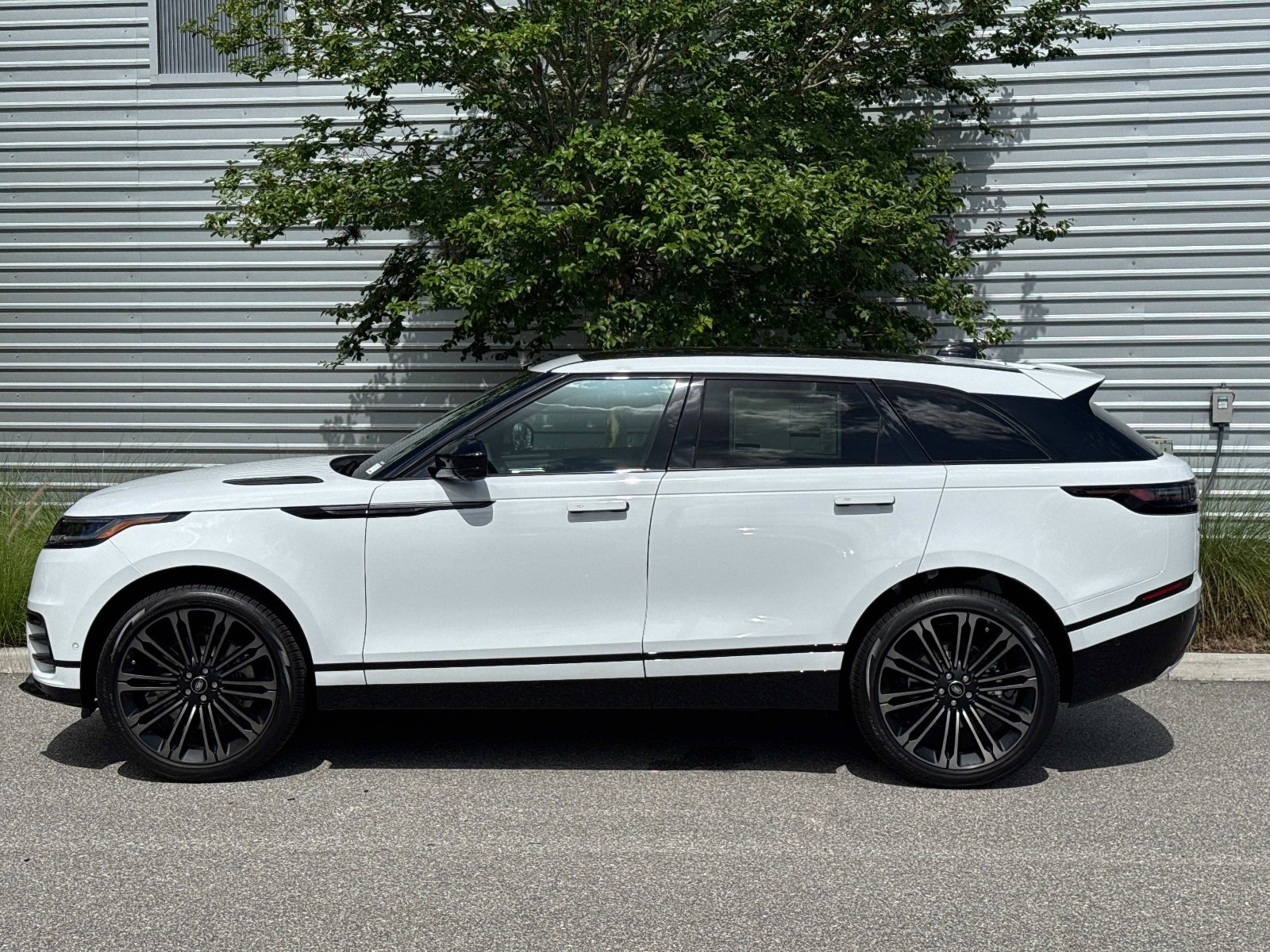 2026 Land Rover Range Rover Velar SE photo 4