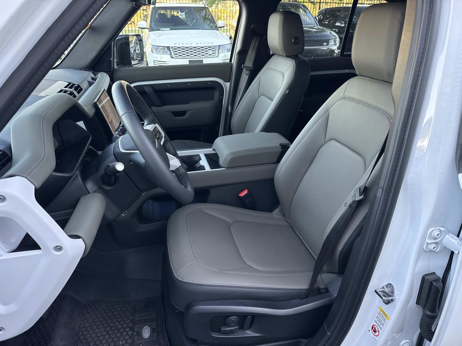 2025 Land Rover Defender X-Dynamic SE - Photo 21