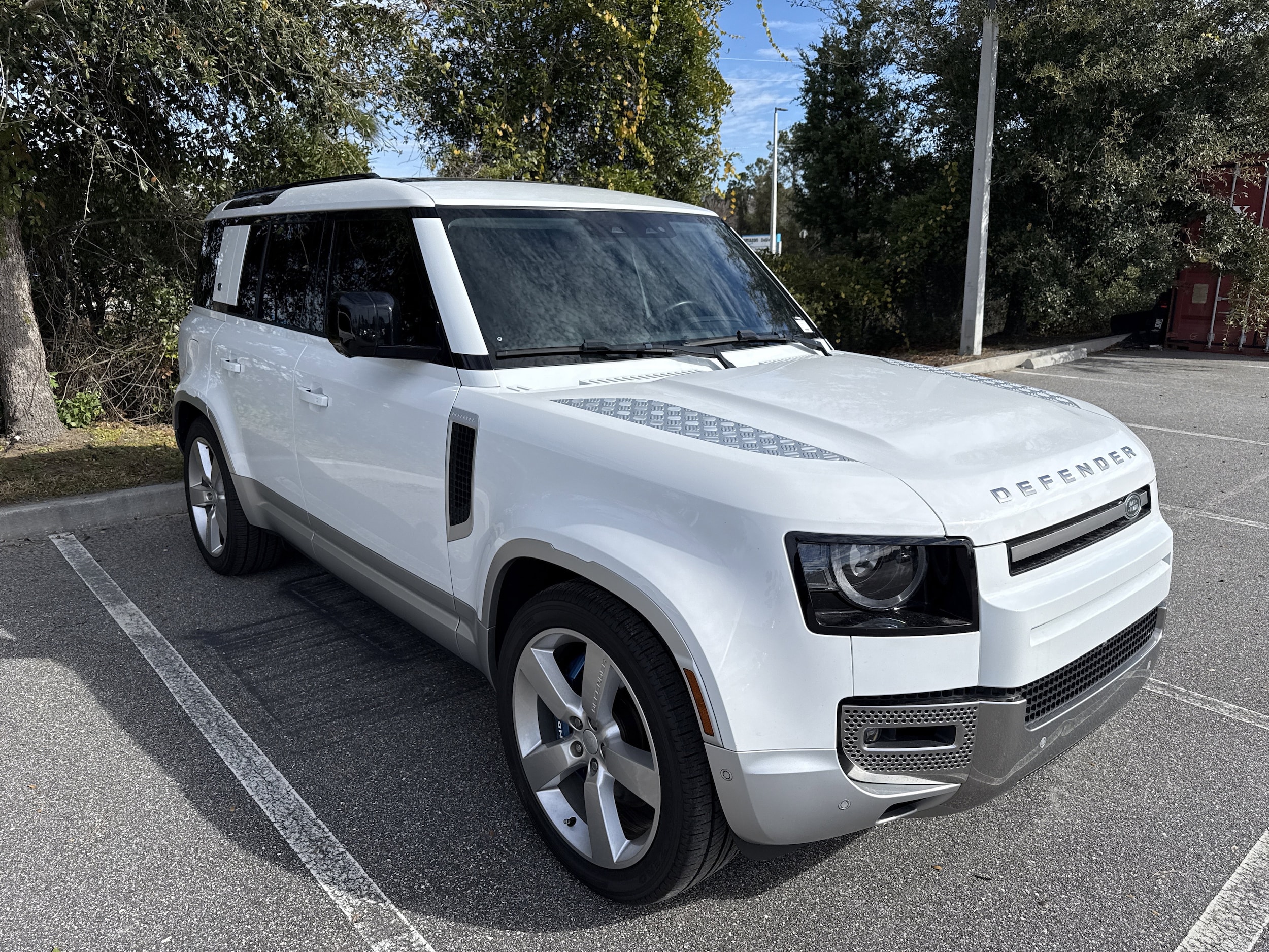 2023 Land Rover Defender SE