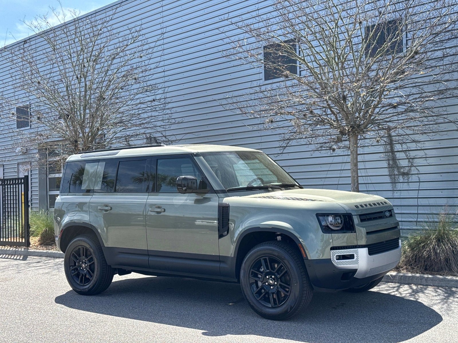 2025 Land Rover Defender X-Dynamic SE - Photo 7