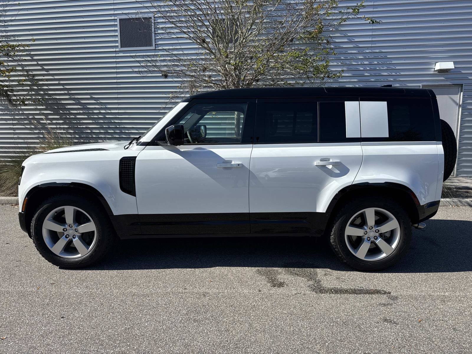 2025 Land Rover Defender 110 X-Dynamic SE photo 2