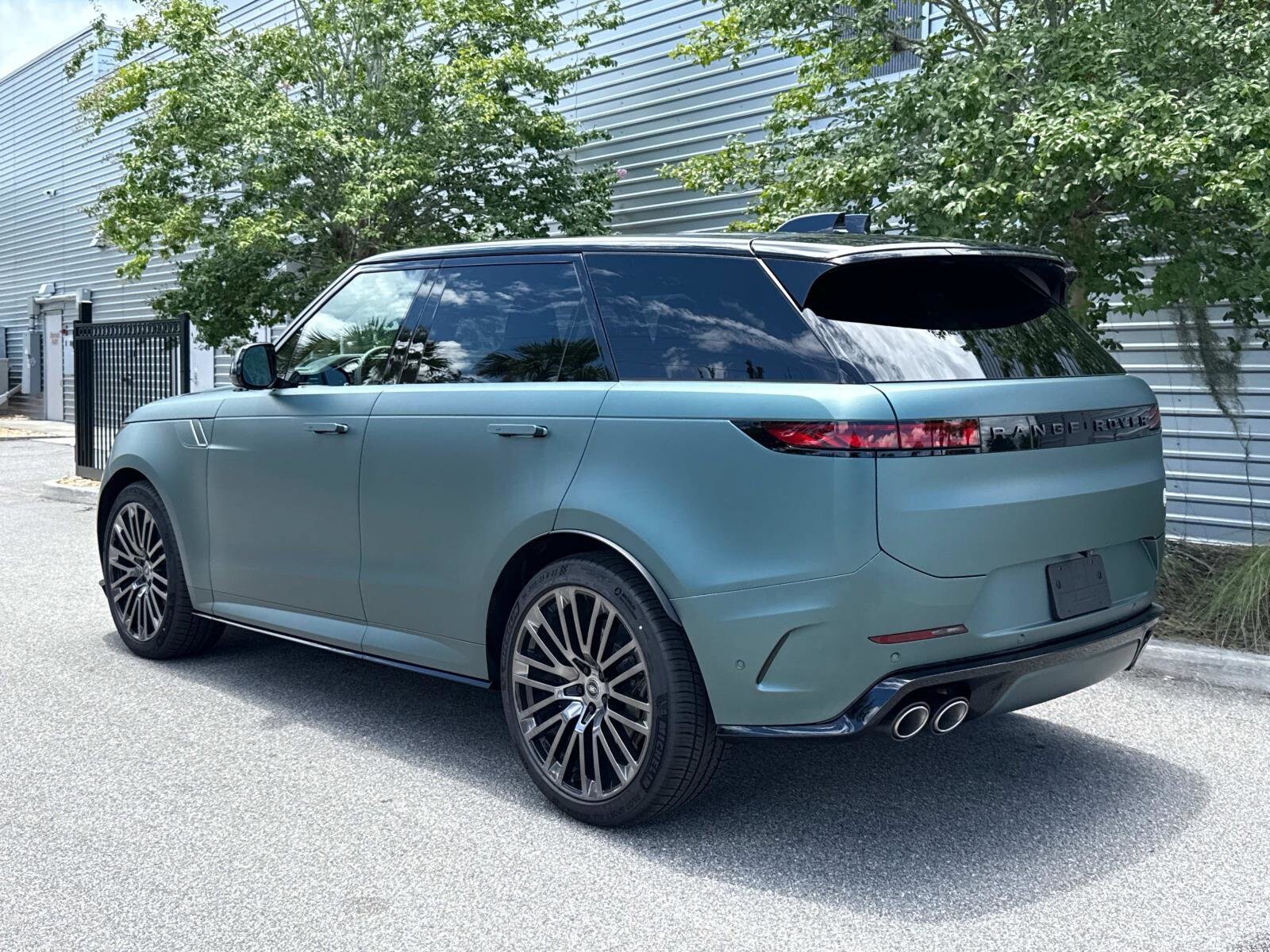 2025 Land Rover Range Rover Sport photo 3