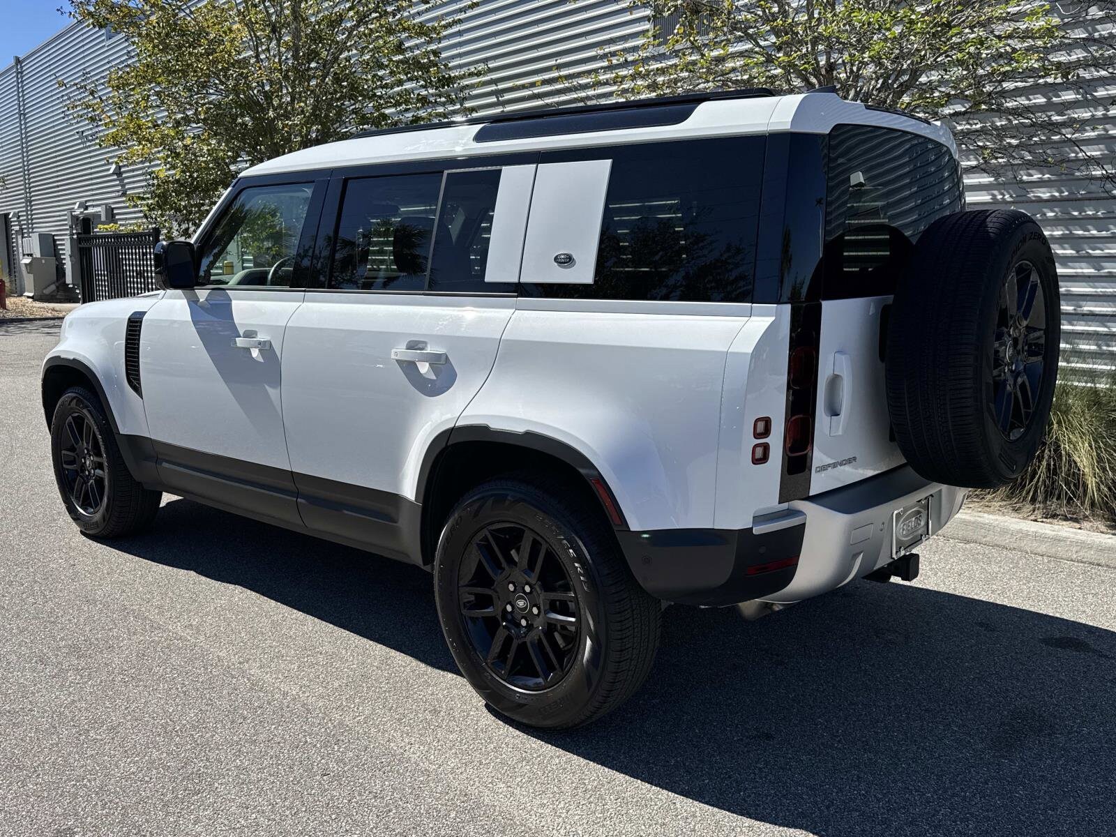 2024 Land Rover Defender 110 S photo 3