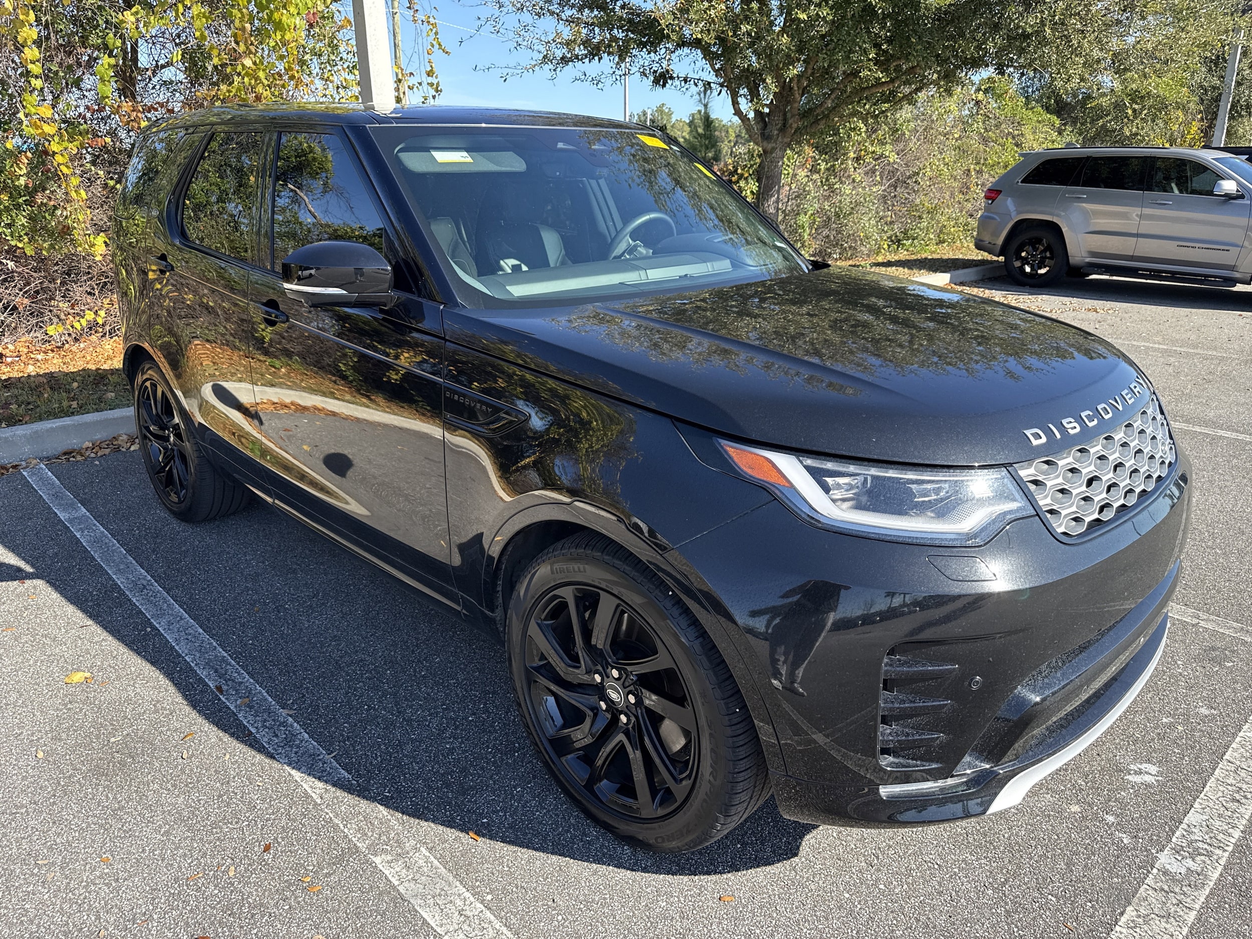 2024 Land Rover Discovery Metropolitan Edition's photo