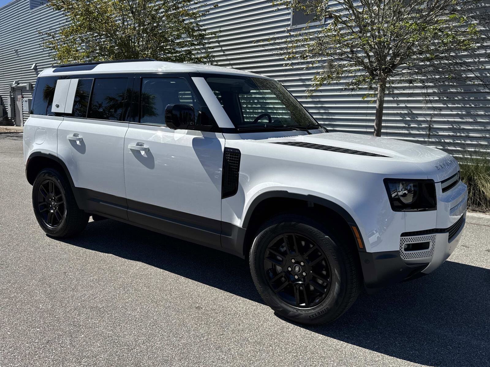 2024 Land Rover Defender 110 S photo 4