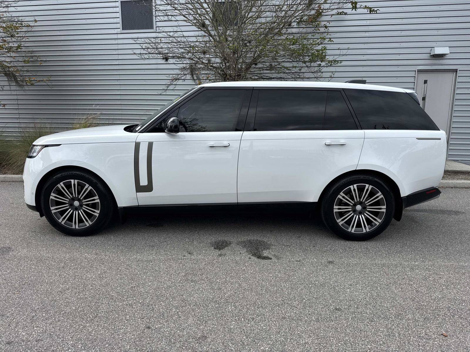 2025 Land Rover Range Rover SE photo 2