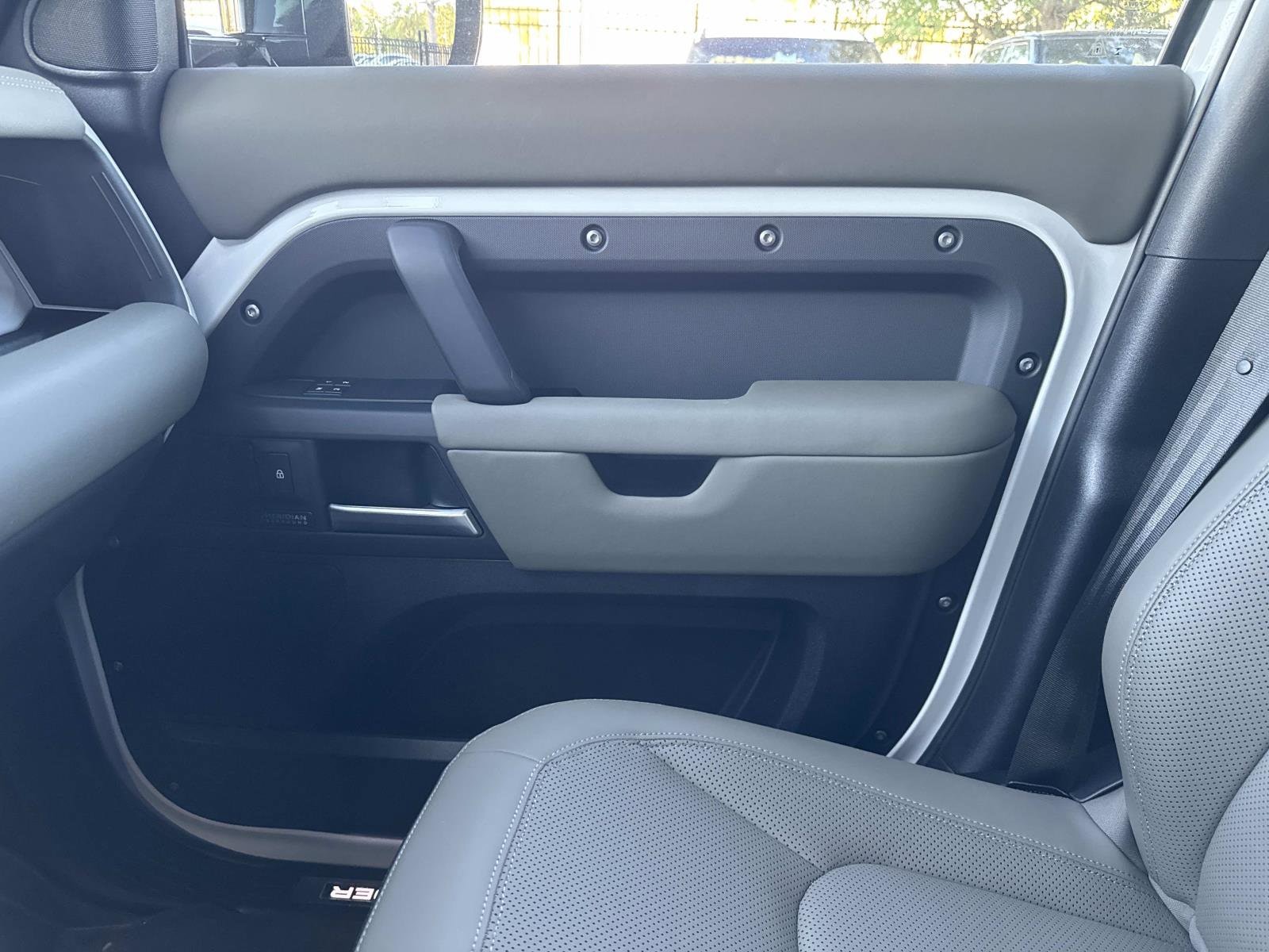 2025 Land Rover Defender X-Dynamic SE - Photo 23