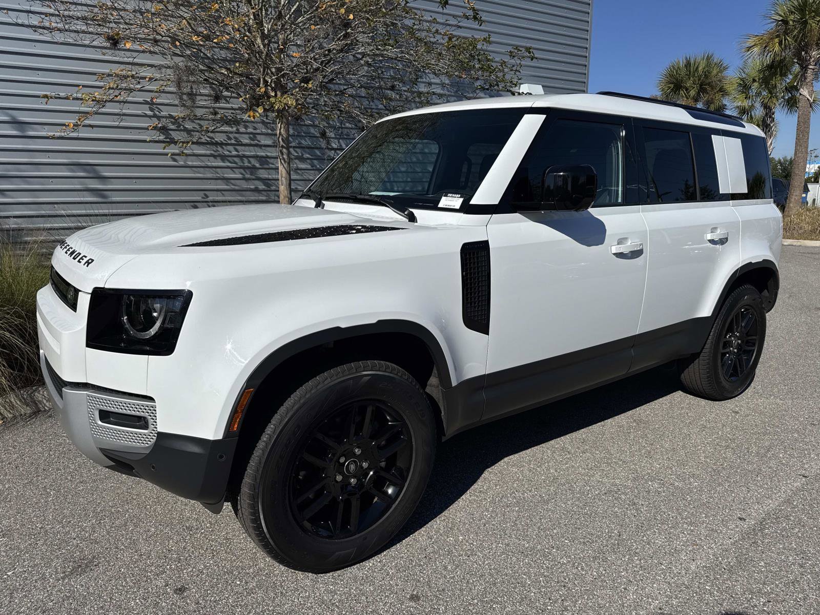 2025 Land Rover Defender S's photo