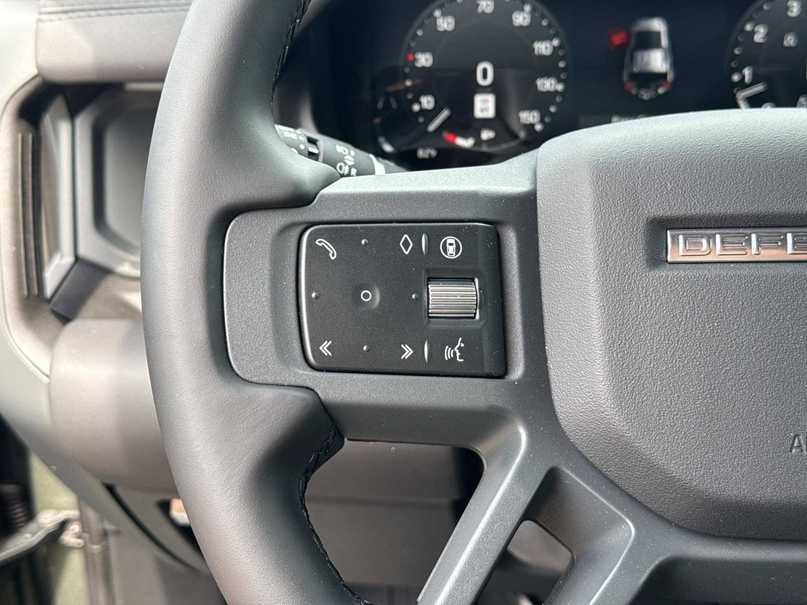 2025 Land Rover Defender X-Dynamic SE - Photo 27