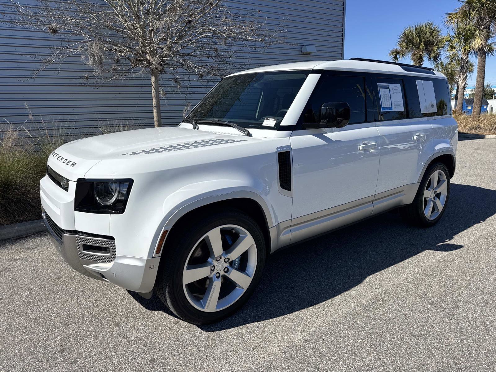 2023 Land Rover Defender SE