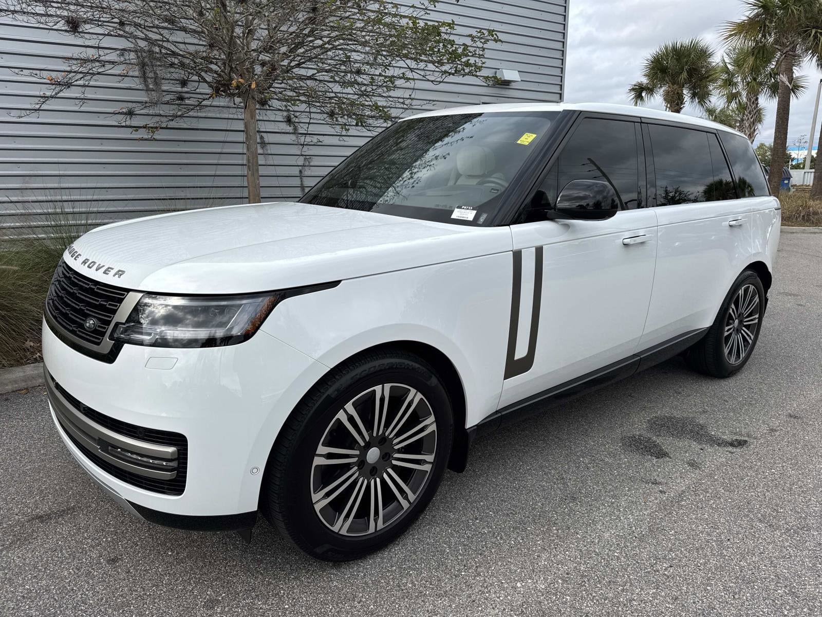 2025 Land Rover Range Rover SE's photo