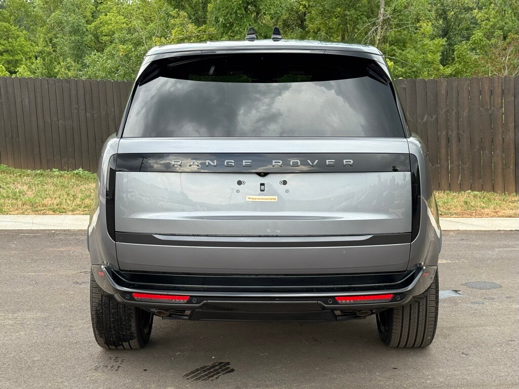 2025 Land Rover Range Rover SE photo 4