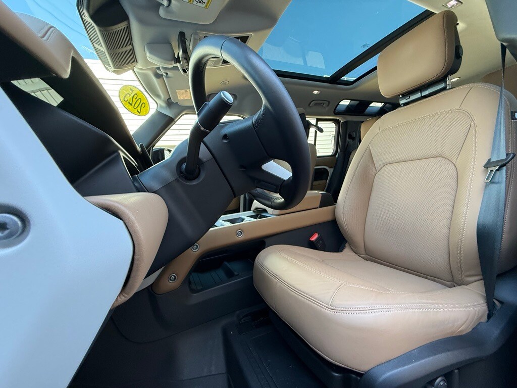 2025 Land Rover Defender 110 S photo 3