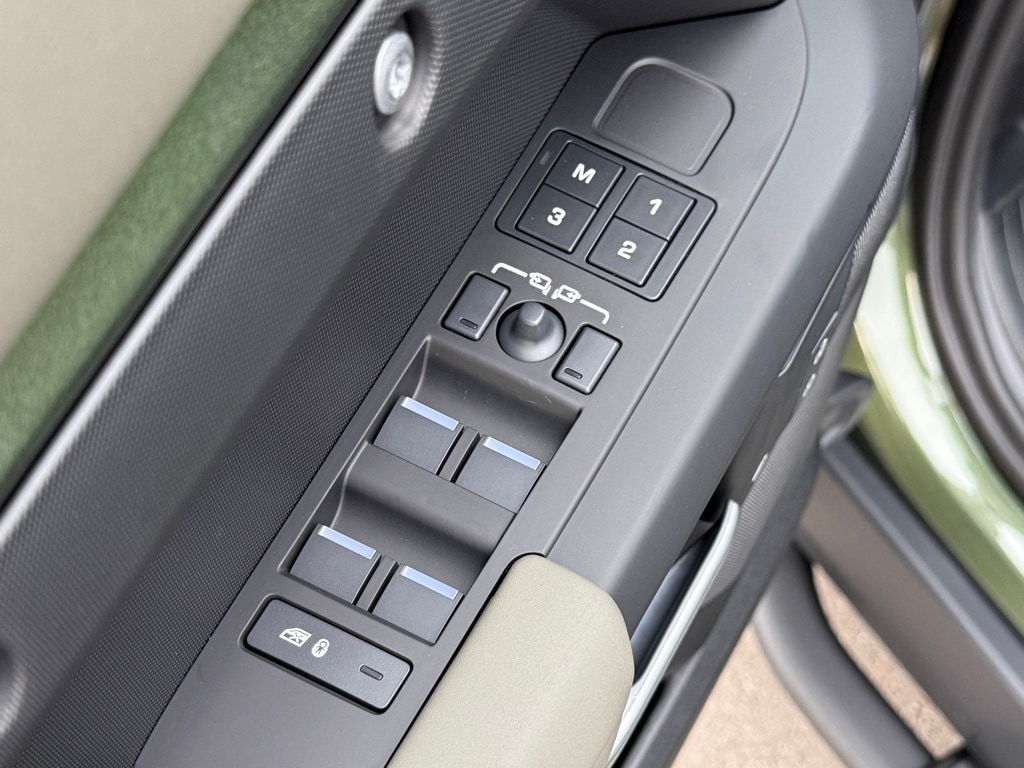 2026 Land Rover Defender X-Dynamic SE - Photo 17