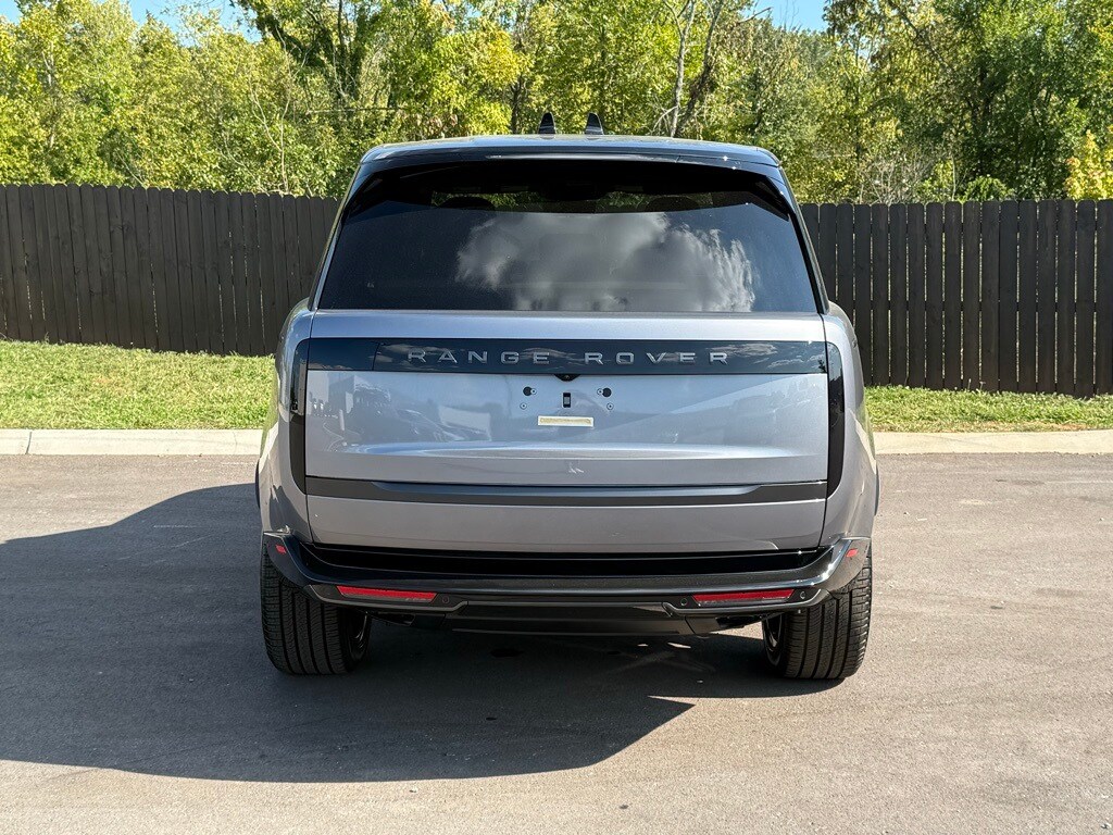 2025 Land Rover Range Rover SE photo 2