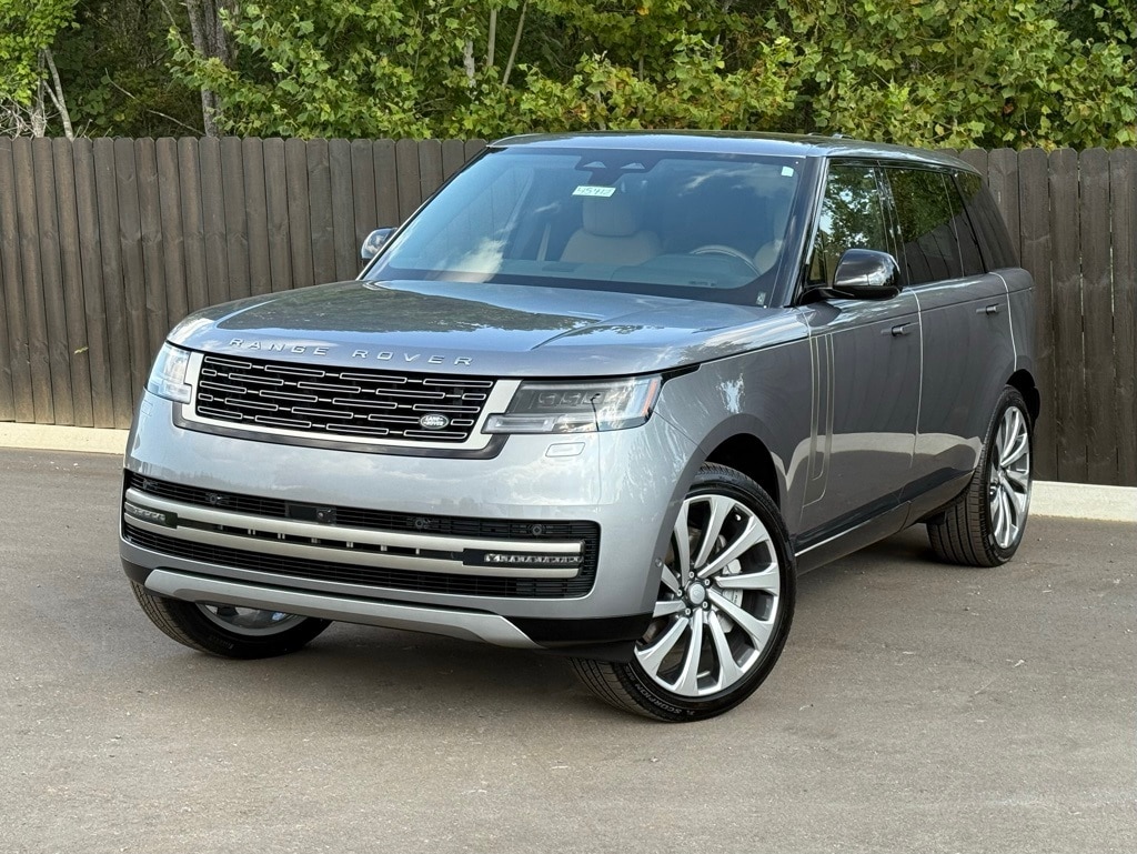 2025 Land Rover Range Rover SE's photo