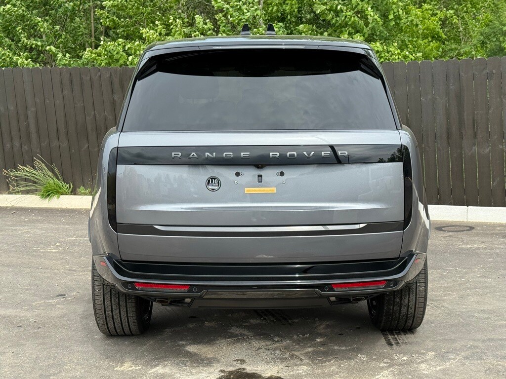 2025 Land Rover Range Rover SE photo 3