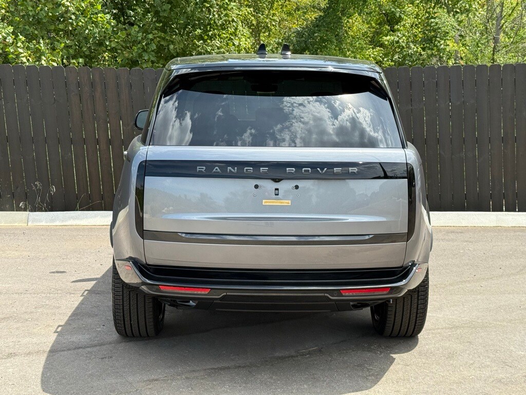 2025 Land Rover Range Rover SE photo 2