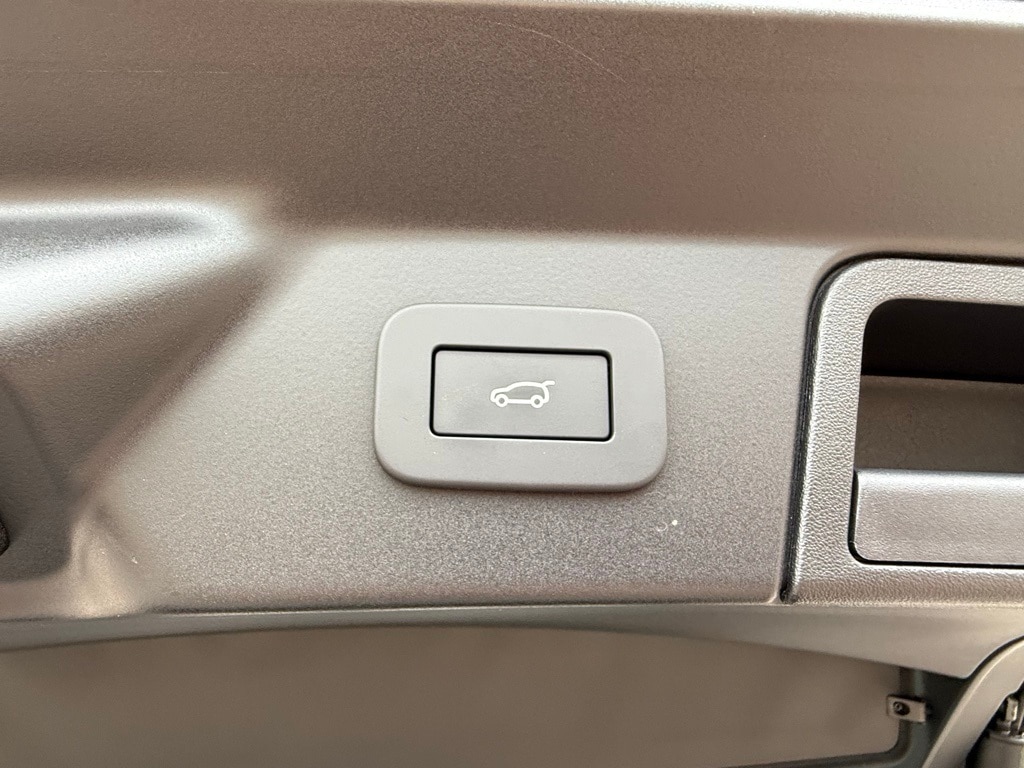 2026 Land Rover Range Rover Velar P250 Dynamic SE photo 4
