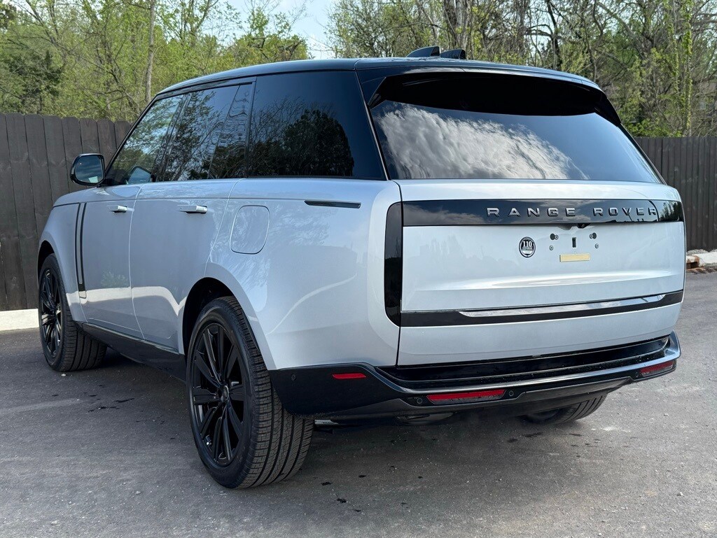 2025 Land Rover Range Rover SE photo 3