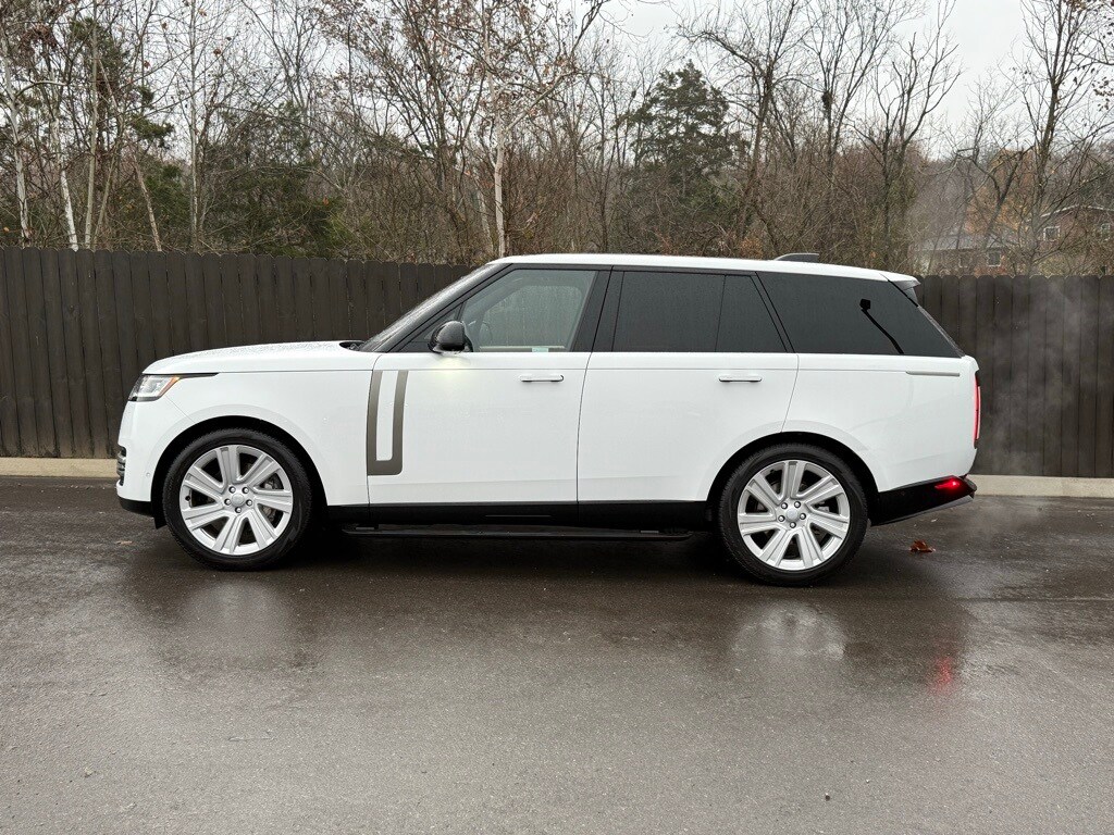 2023 Land Rover Range Rover SE photo 2