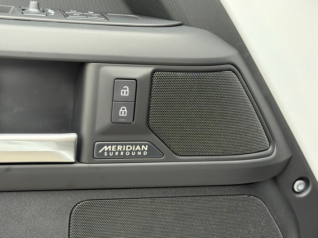 2026 Land Rover Defender X-Dynamic SE - Photo 16