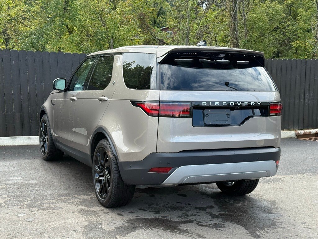 2025 Land Rover Discovery S photo 2