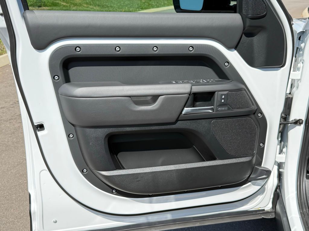 2026 Land Rover Defender X-Dynamic SE - Photo 16