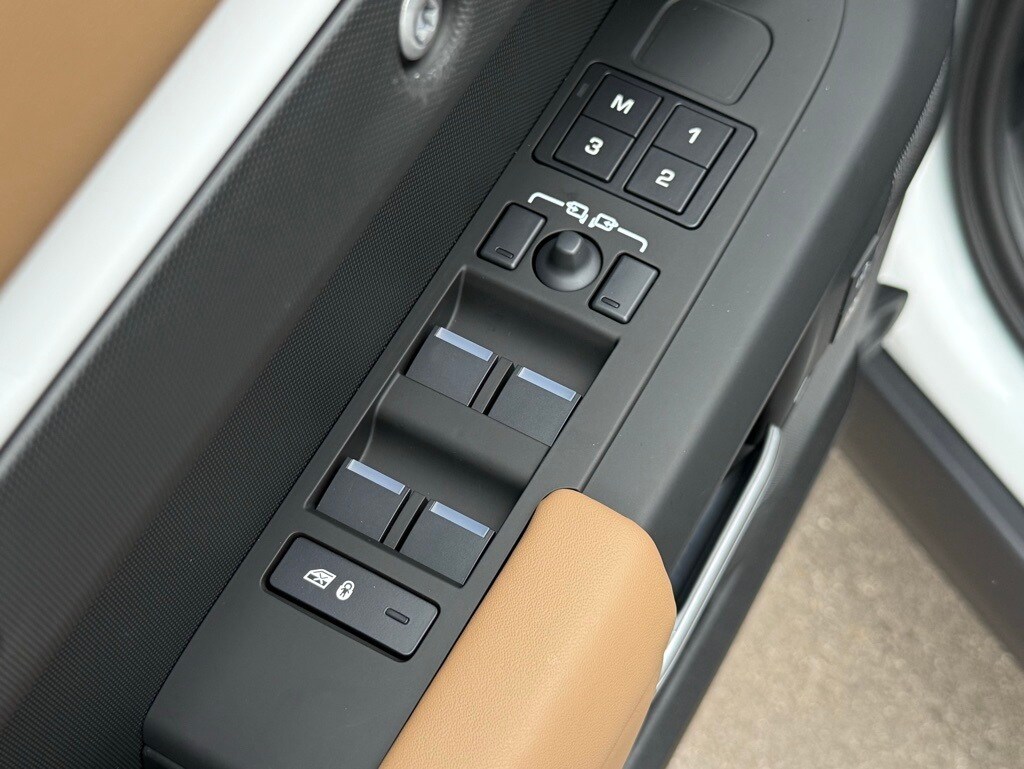 2026 Land Rover Defender X-Dynamic SE - Photo 17