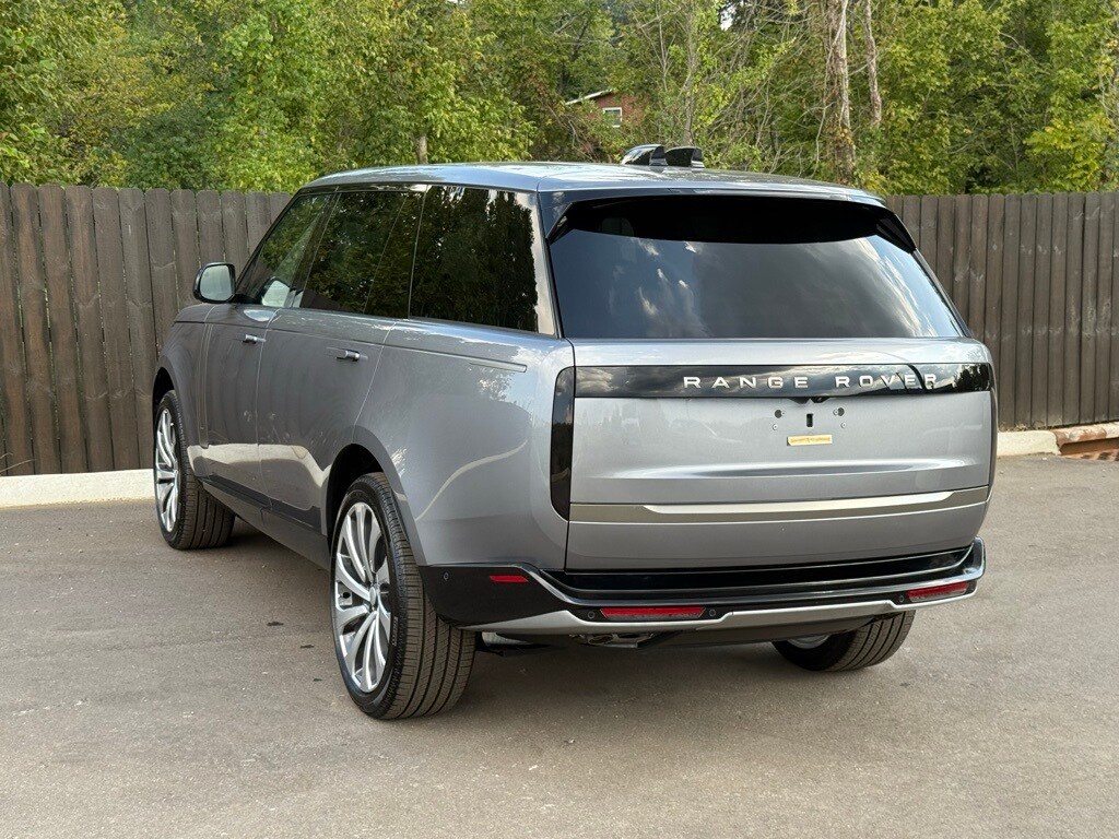 2025 Land Rover Range Rover SE photo 3