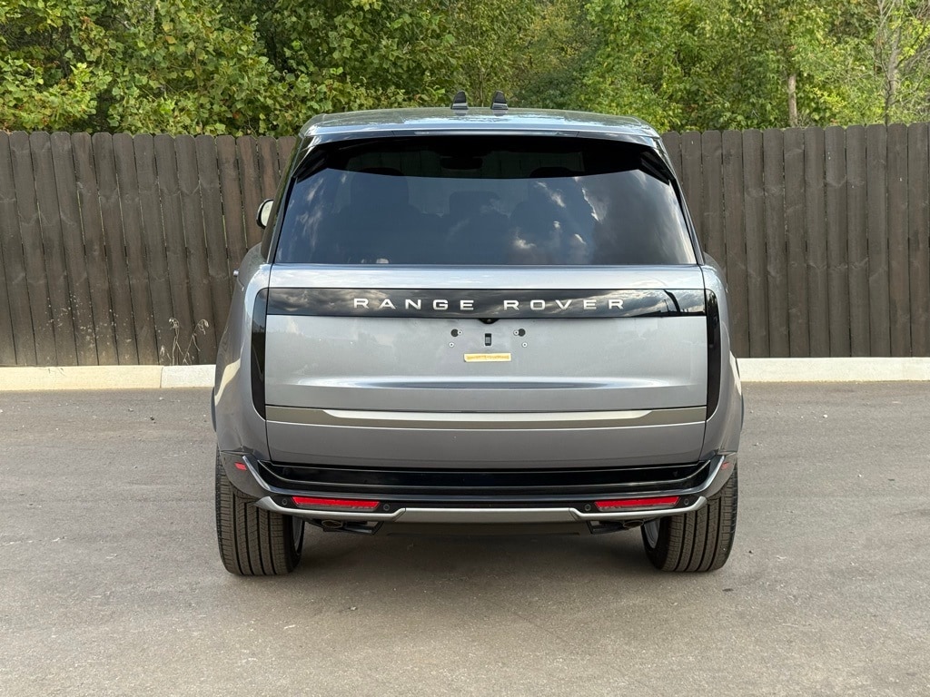 New 2025 Land Rover Range Rover SE SUV