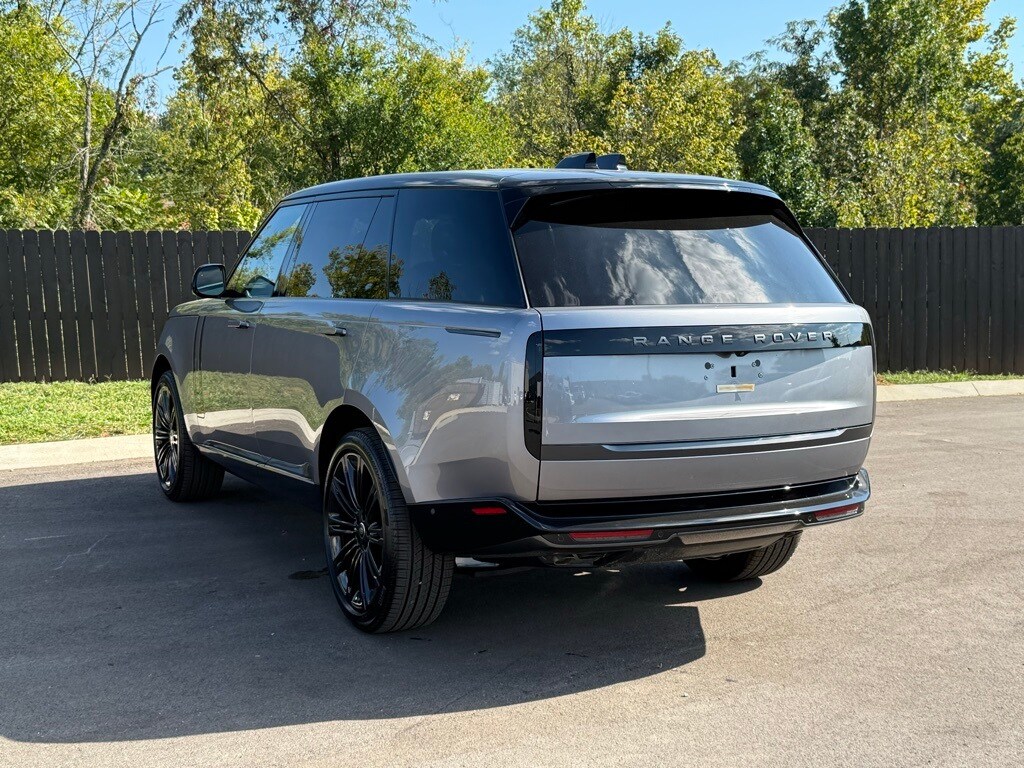 2025 Land Rover Range Rover SE photo 3