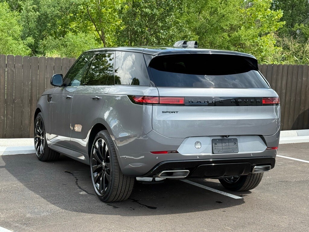 2025 Land Rover Range Rover Sport SE photo 3