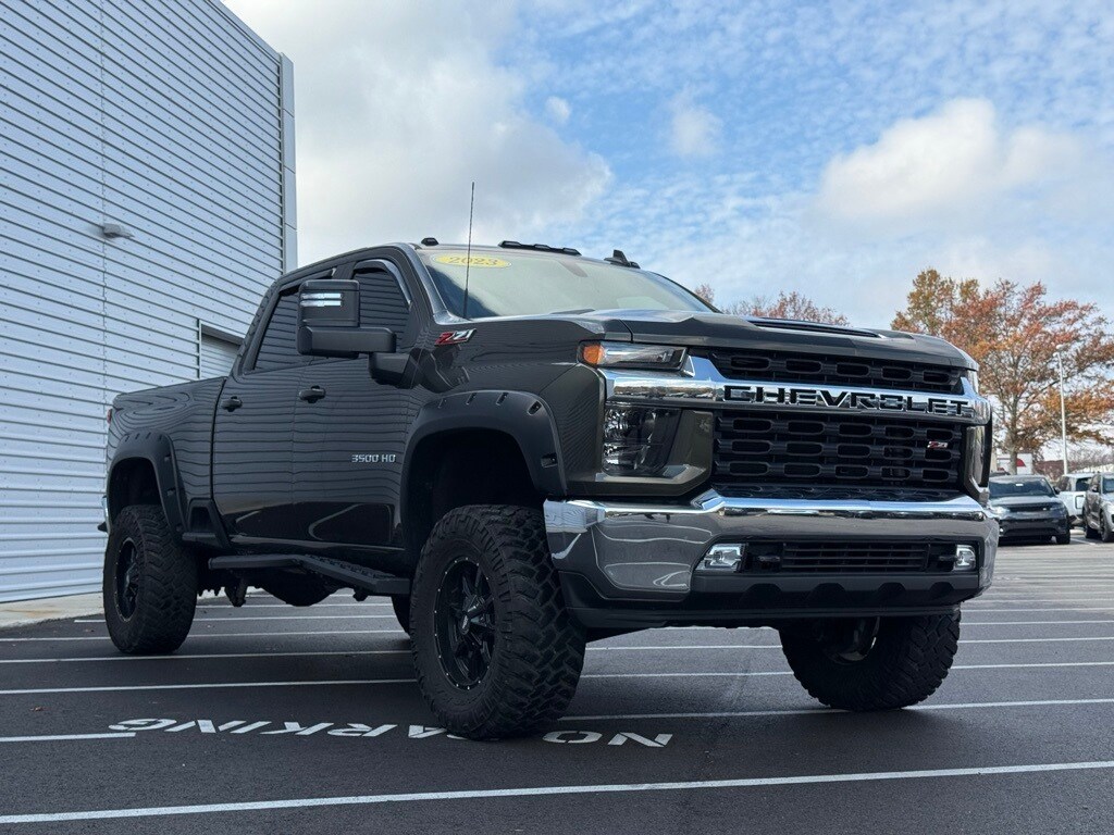 2023 Chevrolet Silverado 3500HD LT photo 3