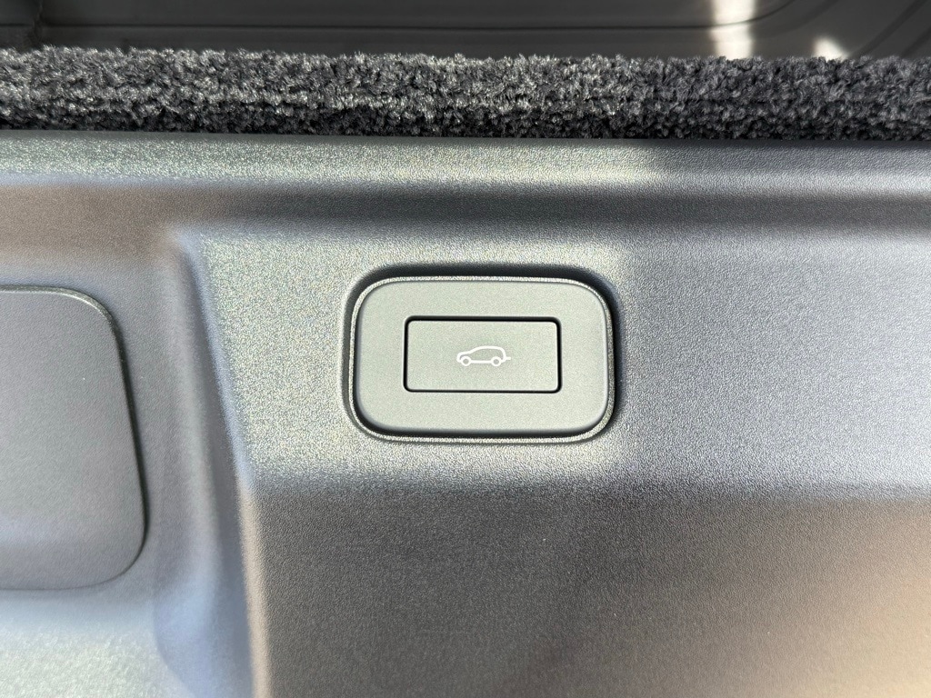 2025 Land Rover Range Rover SE photo 3