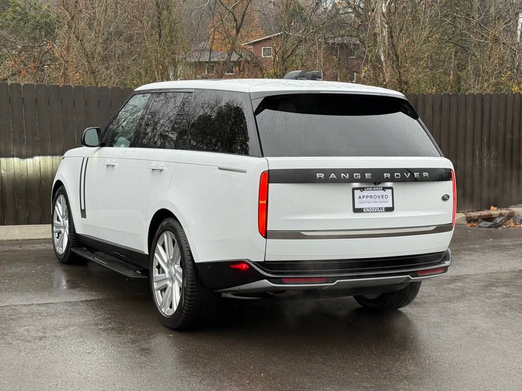 2023 Land Rover Range Rover SE photo 3