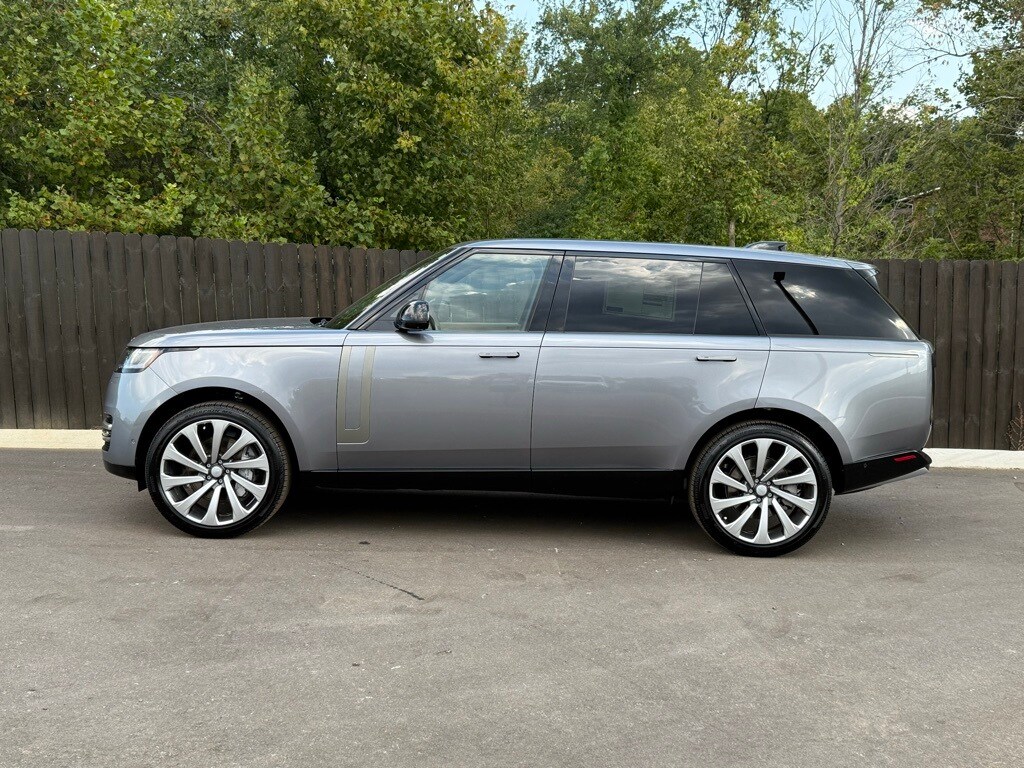 2025 Land Rover Range Rover SE photo 2
