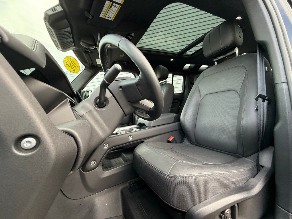 2025 Land Rover Defender 110 photo 3