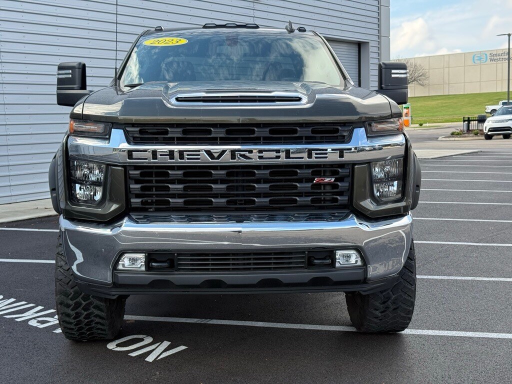 2023 Chevrolet Silverado 3500HD LT photo 2