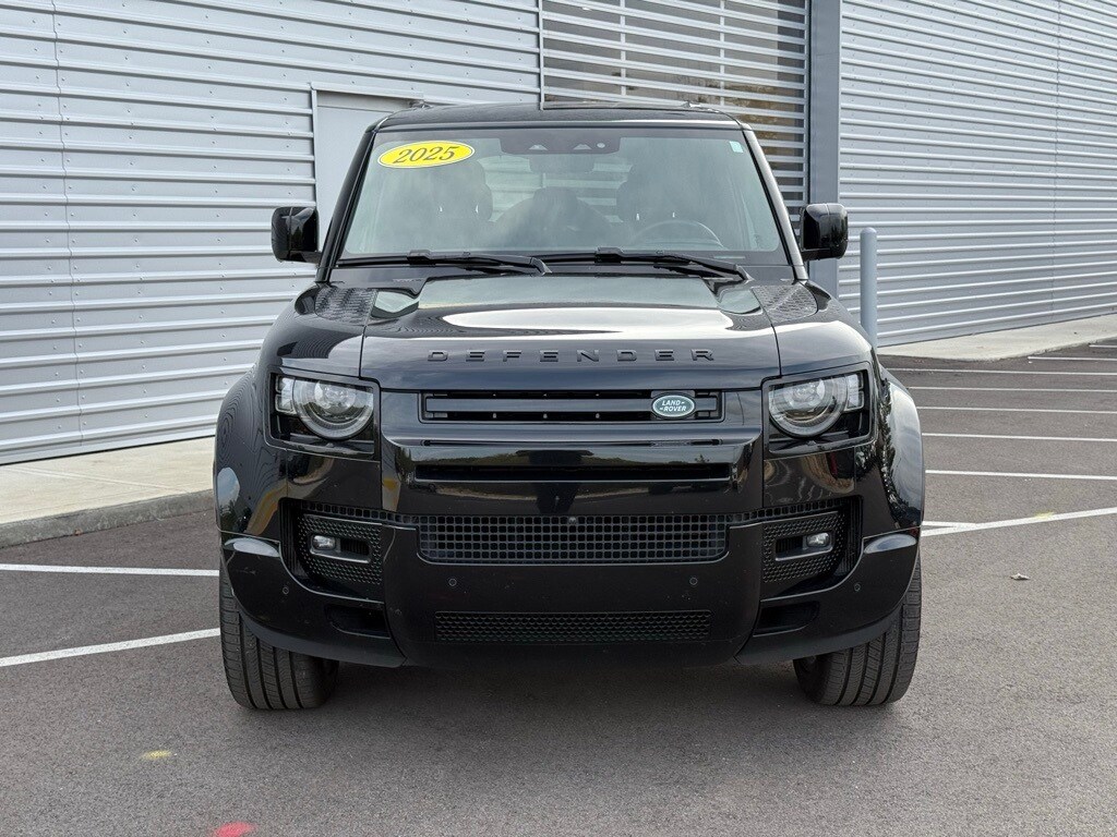 2025 Land Rover Defender 110 photo 2