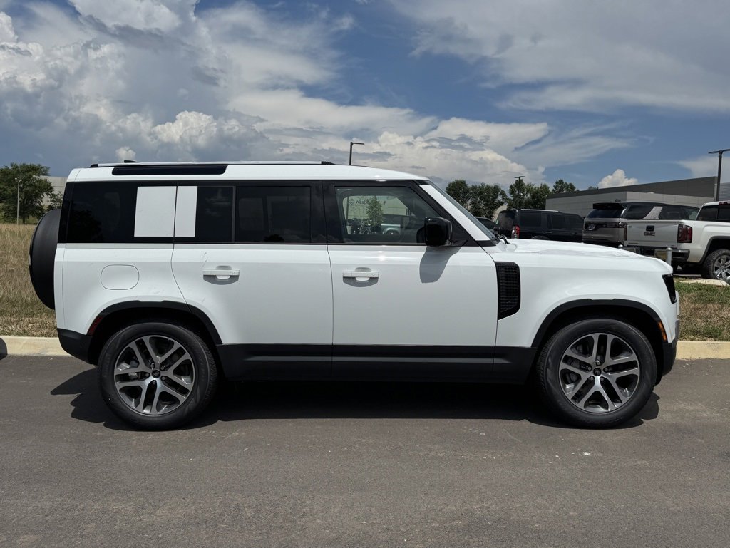 2025 Land Rover Defender 110 S photo 3
