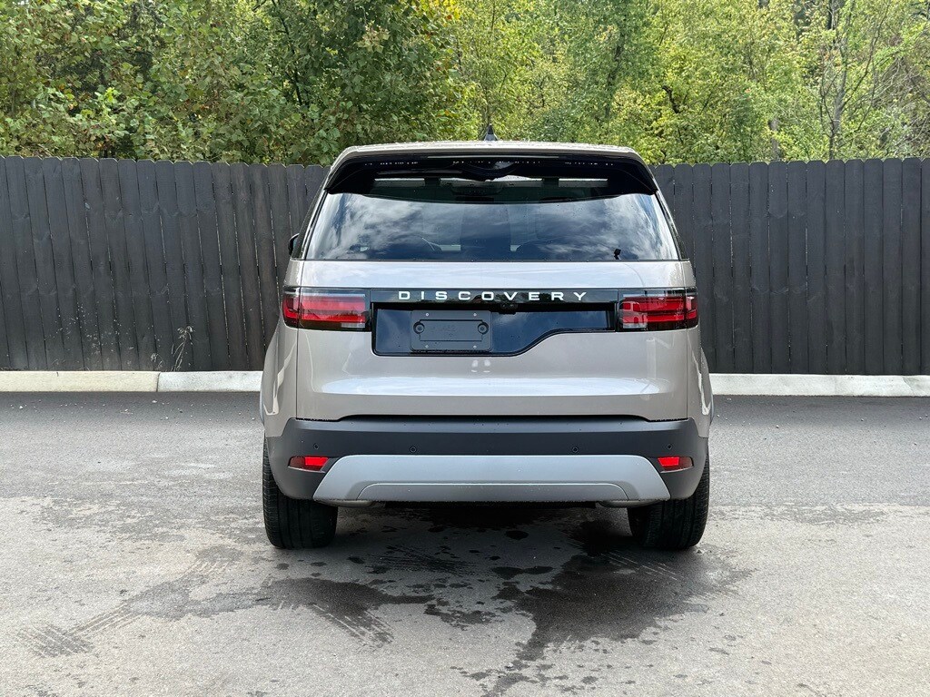 2025 Land Rover Discovery S photo 3